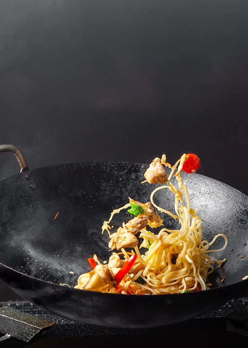 side-view-spaghetti-frying-pan-black-background side-view-spaghetti-frying-pan-black-background
